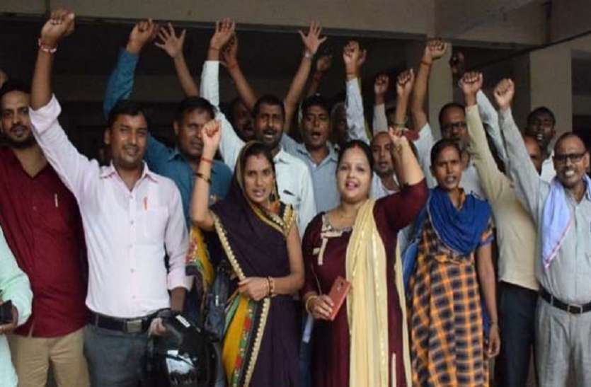 Strike राज्य कर्मचारियों के दर्जे के लिए रोजगार सेवकों ने किया प्रदर्शन