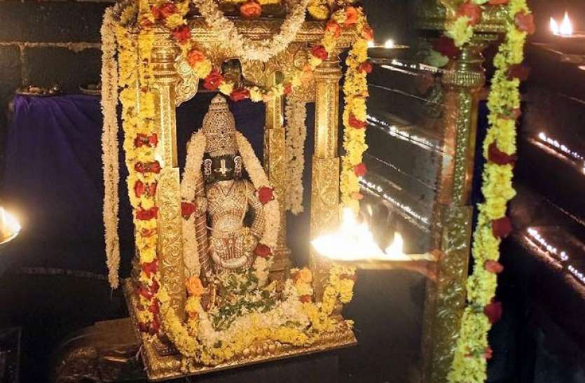 udupi_krishna_mandir नौ छेदों के द्वारा दिखाई देते हैं यहां श्री कृष्ण, दर्शन करने वाले के जीवन में आती समृद्धि