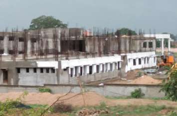 It will take two weeks to shift hospital to new building अस्पताल शिफ्ट होने में लगेगा अभी दो सप्ताह का वक्त, निर्माण एजेंसी ने कहा अभी महीनों करना पड़ेगा इंतजार