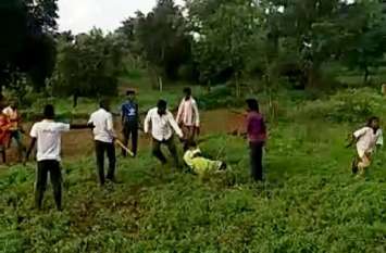 woman was dragged tied with a rope after a fatal attack on Singrauli महिला पर जानलेवा हमला के बाद रस्सी से बांध कर घसीटा, जानिए क्या है पूरा मामला
