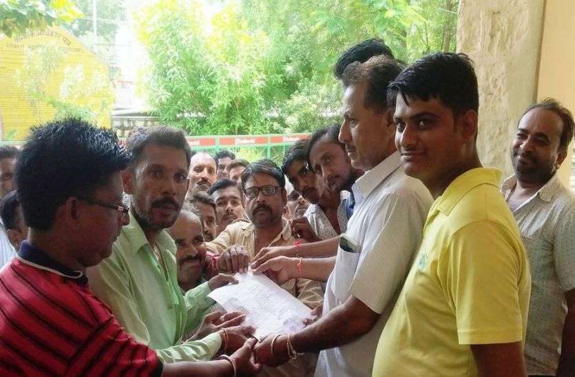 संजीवनी क्रेडिट को ऑपरेटिव सोसाइटी के निवेशकों को भुगतान के लिए एजेंटों ने तहसीलदार को उपखंड अधिकारी के नाम सौंपा ज्ञापन। संजीवनी क्रेडिट सोसायटी में ये क्या हो रहा