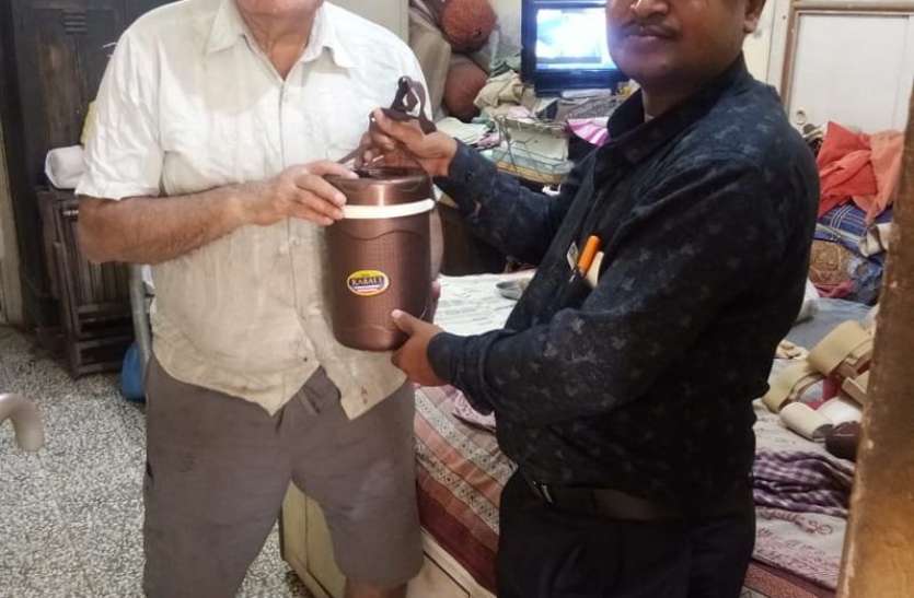सूरत के दो युवा समाजसेवी ६६ सीनियर सिटीजंस का सहारा बने सूरत के दो युवा समाजसेवी ६६ सीनियर सिटीजंस का सहारा बने