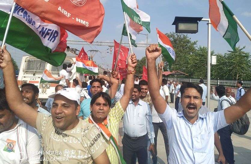 एक्सप्रेस पर किया प्रदर्शन एक्सप्रेस पर किया प्रदर्शन
