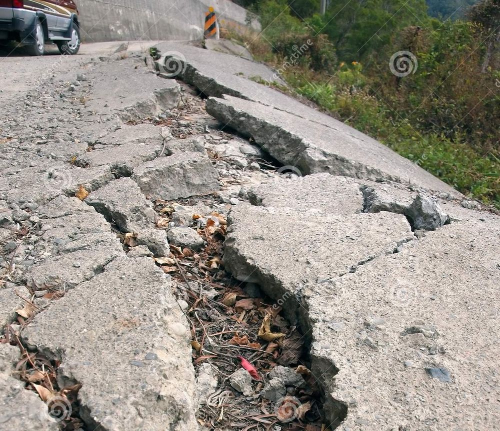 road sink on state high way डायाबांध के समीप स्टेट हाईवे पर धंसी सड़क