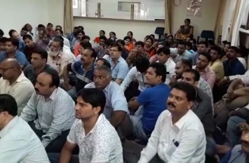 commercial tax up strike latest news in hindi बड़ी खबर: GST लगने के बाद यह मांग कर रहे हैं सरकारी कर्मचारी, अब गए हड़ताल पर- देखें वीडियो