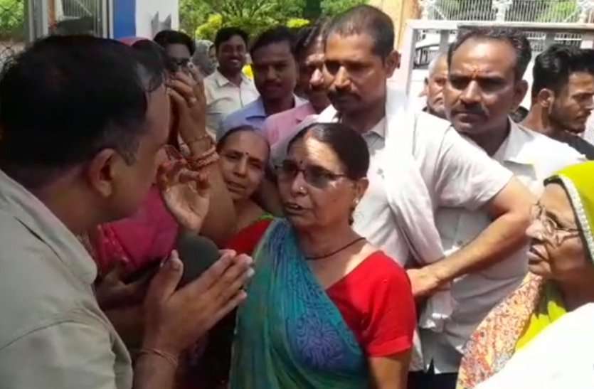 Water crisis in kota Water crisis: पानी की मारामारी: कोटा में सड़कों पर उतरी महिलाएं, बूंदी में एक्सईएन ऑफिस में तोडफ़ोड़