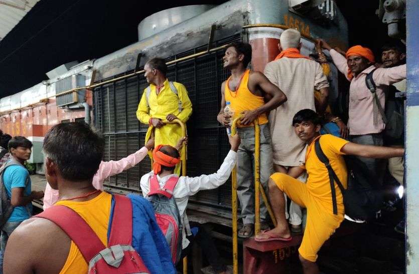 मौत का पता: फिर भी इंजन पर चढ़े मौत का पता: फिर भी इंजन पर चढ़े