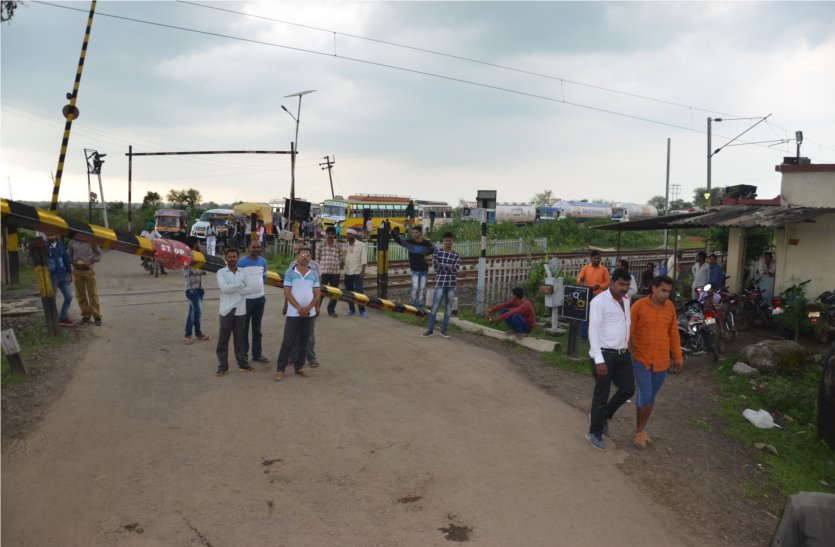 A high speed damper hit the closing gate, vehicles were jammed long बंद होते गेट में तेज रफ्तार डंपर ने मारी टक्कर, वाहनों का लगा लंबा जाम, पढ़ें खबर