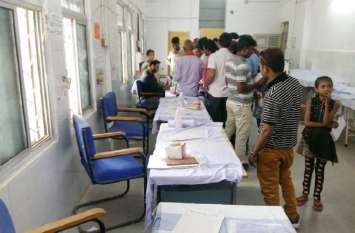 Doctors are left chairs in OPD ओपीडी में डॉक्टर विहीन रहती हैं कुर्सियां