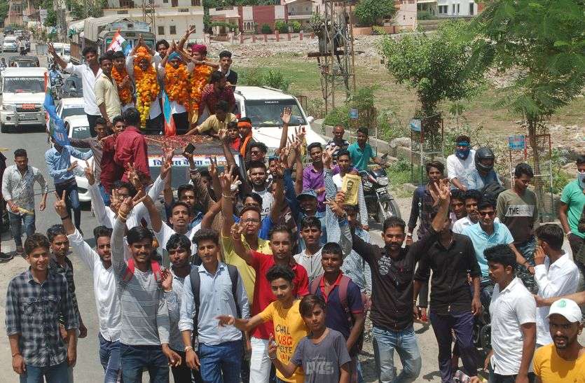 एबीवीपी और एनएसयूआई ने दिखाई 'शक्ति एबीवीपी और एनएसयूआई ने दिखाई 'शक्ति