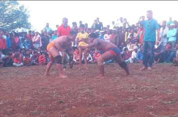 Wrestlers show bets and punches in the hill station पहाड़ी के अखाड़े में पहलवानों ने दिखाए दांव-पेंच