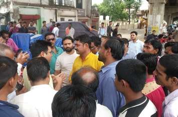 People protested against the construction of sewer बस्ती की ओर नाले निर्माण, सड़क बंद करने की सूचना लगते ही हुआ ये...