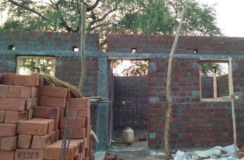 PM Housing: More than seven hundred beneficiaries in Sainikheda, PM housing scheme, question mark on the functioning of the city council, Sainikheda News, Narsinghpur News PM Housing : अधूरे पीएम आवास, किश्त का इंतजार