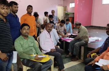 12 hundred rupees being collected from traders in the name of training प्रशिक्षण के नाम पर व्यापारियों से लिए जा रहे १२ सौ रूपए