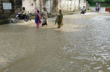 drain is filled as soon as it rains बारिश होते ही भर जाता है नाला, जलभराव से आवागमन हो जाता है मुश्किल, देखें वीडियो
