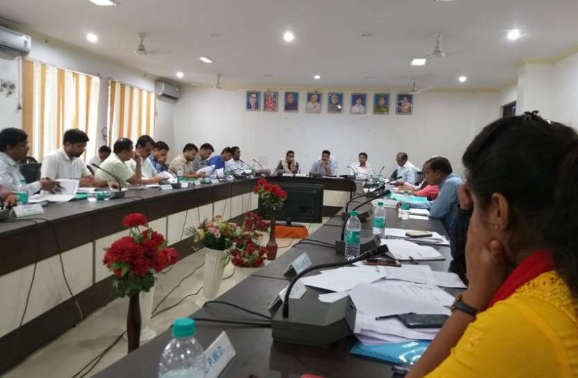कार्यों में लापरवाही बरतने पर पटवारियों पर होगी कार्रवाई कार्यों में लापरवाही बरतने पर पटवारियों पर होगी कार्रवाई
