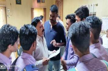 Protests against the gathering of anti-social elements in the college कॉलेज में असामाजिक तत्वों के जमावड़े पर एनएसयूआई ने इस तरह जताया विरोध