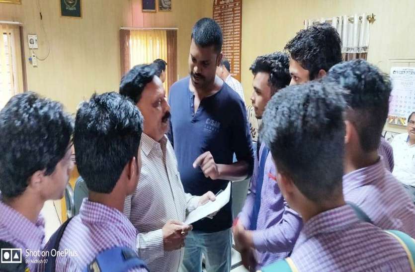 कॉलेज में असामाजिक तत्वों के जमावड़े पर एनएसयूआई ने इस तरह जताया विरोध कॉलेज में असामाजिक तत्वों के जमावड़े पर एनएसयूआई ने इस तरह जताया विरोध
