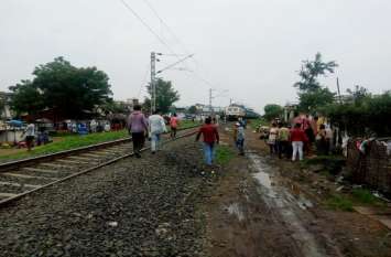 A young man was walking with an earphone on the railway track रेलवे ट्रैक पर ईयरफोन लगाकर चल रहा था युवक, हुआ यह हादसा