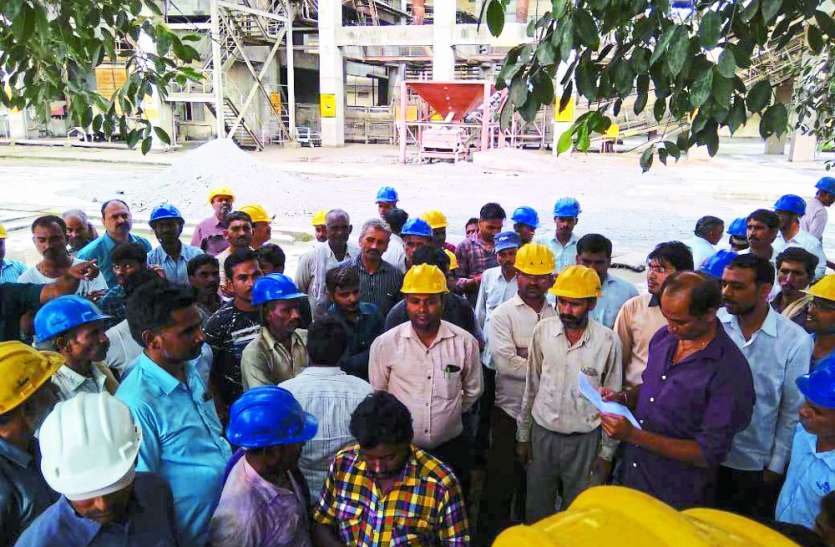 JP Bhilai Cement Ruckus in satna Jaypee Bhilai Cement Babupur news हादसे के बाद ठप रहा प्लांट: जेपी भिलाई सीमेंट में दिनभर हंगामा, स्थाई नौकरी पर राजी नहीं प्रबंधन