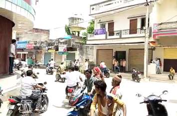 Villagers protest against theft incidents in Anandpuri आनंदपुरी में आए दिन चोरी की वारदातें, गुस्साए ग्रामीणों ने बाजार बंद कर जताया रोष, पुलिस के खिलाफ नारेबाजी, विरोध प्रदर्शन