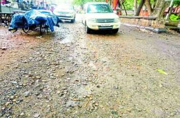 Bad Condition Of Road Of Bharthari आस्था के रास्ते का रोडा बनी जर्जर सडक़