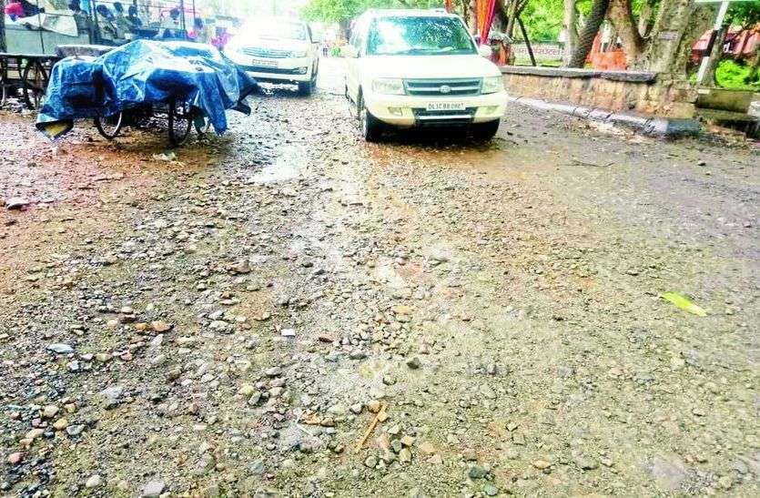 Bad Condition Of Road Of Bharthari आस्था के रास्ते का रोडा बनी जर्जर सडक़