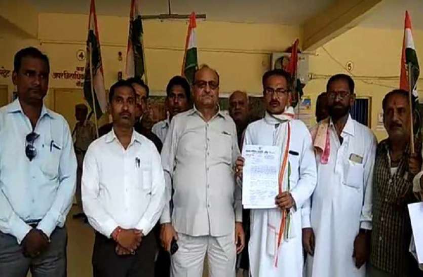 पेट्रोल डीजल की बढ़ी दरों को लेकर कांग्रेस ने दिया धरना, बढ़े हुए वैट के दर को वापस ले सरकार पेट्रोल डीजल की बढ़ी दरों को लेकर कांग्रेस ने दिया धरना, बढ़े हुए वैट के दर को वापस ले सरकार