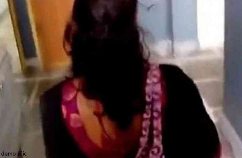 भाभी पर चाकू अड़ा कर देवर कर रहा था अय्याशी की तैयारी परिवार गया था खेत में काम करने, इधर भाभी पर चाकू अड़ा कर देवर कर रहा था अय्याशी की तैयारी, ऐन वक्त में...