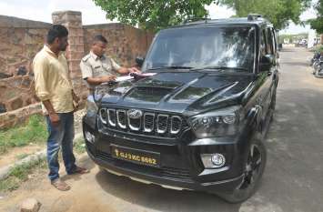 One arrested for putting army mark on number plate नंबर प्लेट पर सेना का चिह्न लगाने के मामले में एक गिरफ्तार
