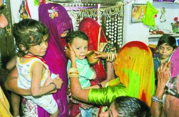 Child missing, crowd gathered around खेलते-खेलते सो गया मासूम, परिजन के प्राण सूखे, पुलिस की परेड