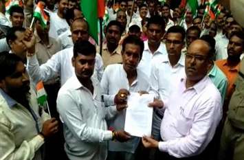 Village employment servants proteste in banda up Video : राज्य कर्मचारी के दर्जे के लिए संविदा कर्मचारियों ने प्रदर्शन कर सौंपा ज्ञापन