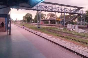 Train was coming on platform one, announced to come on number three प्लेटफार्म एक पर आने वाली थी ट्रेन, कर दिया ऐलान तीन नम्बर पर आने का