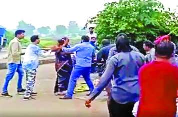 nigam workers beat women with sticks on road, two suspend निगमकर्मियों ने सरेराह महिलाओं पर बरसाए डंडे, भोपाल पहुंचा VIRAL VIDEO तो दो सुपरवाइजर निलंबित
