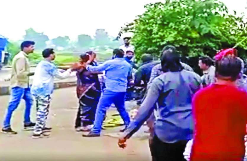 निगमकर्मियों ने सरेराह महिलाओं पर बरसाए डंडे, भोपाल पहुंचा VIRAL VIDEO तो दो सुपरवाइजर निलंबित निगमकर्मियों ने सरेराह महिलाओं पर बरसाए डंडे, भोपाल पहुंचा VIRAL VIDEO तो दो सुपरवाइजर निलंबित