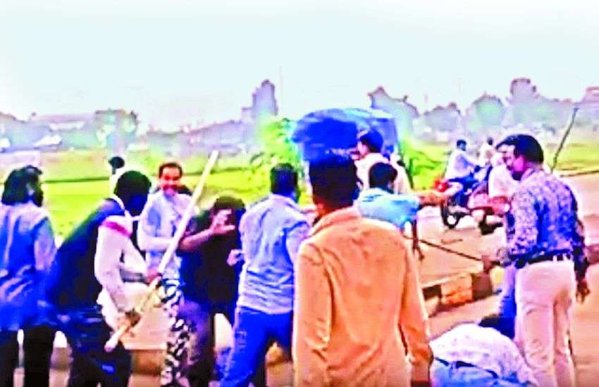 निगमकर्मियों ने सरेराह महिलाओं पर बरसाए डंडे, भोपाल पहुंचा VIRAL VIDEO तो दो सुपरवाइजर निलंबित