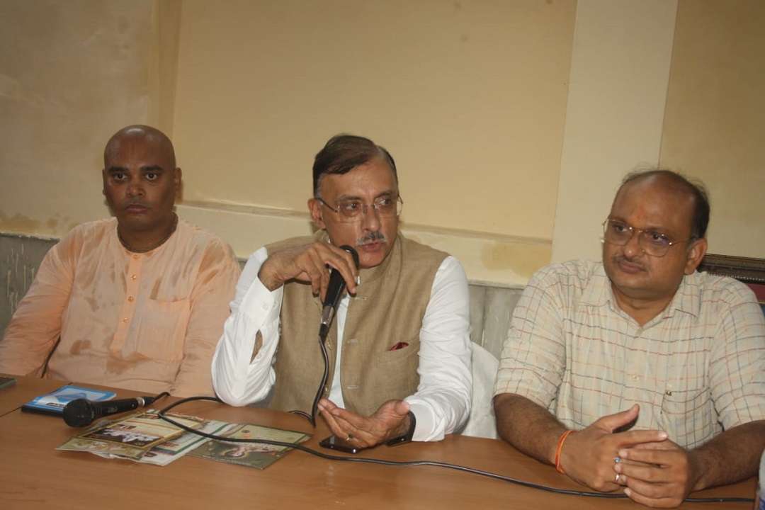 मीडिया से मुखातिब इस्कॉन मंदिर कमेटी के चेयरमैन दीपक मधोक