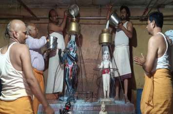 Janmashtami Festival: Thakurji's Milk Abhishek जन्माष्टमी महोत्सव: ठाकुरजी का किया दुग्धाभिषेक