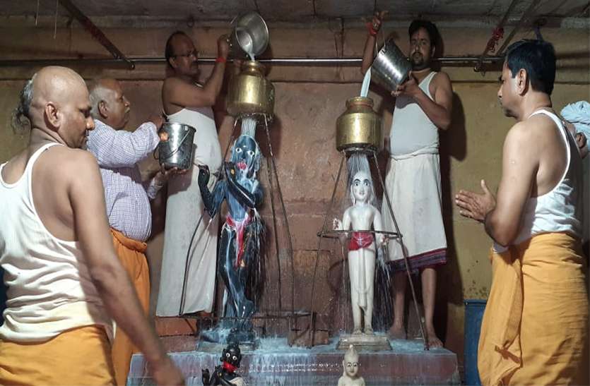 जन्माष्टमी महोत्सव: ठाकुरजी का किया दुग्धाभिषेक जन्माष्टमी महोत्सव: ठाकुरजी का किया दुग्धाभिषेक