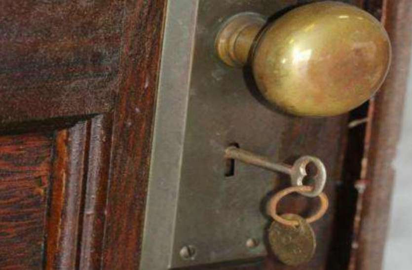 door.jpg कमरे में तीन बच्चों की मां कर रही थी ऐसा काम, परिजनों ने खोला दरवाजा तो निकल गई चीख, देखें वीडियो