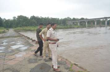 The diver struggled all day to remove the bike falling in the river, n नदी में गिरी बाइक निकालने दिन भर गोताखोर ने की मशक्कत, नहीं मिली सफलता