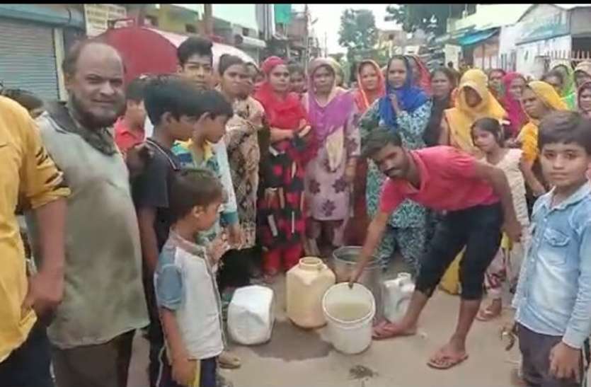 खाली बर्तन लेकर नपा कार्यालय पहुंचे लोगों को नहीं मिले अफसर तो किया ऐसा काम खाली बर्तन लेकर नपा कार्यालय पहुंचे लोगों को नहीं मिले अफसर तो किया ऐसा काम