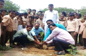Plants planted in temple premises, resolved to take care मंदिर परिसर में लगाए पौधे, देखरेख का लिया संकल्प