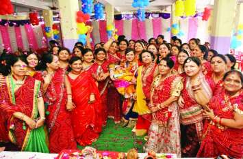women fast on chand chhath and go to temle VIDEO : चांद छठ पर सोलह शृंगार में ठाकुर जी के दर्शन को पहुंची महिलाएं, फिर भजनों पर जमकर किया नृत्य