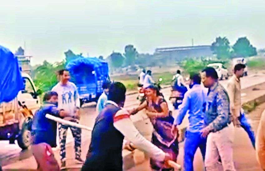निगमकर्मियों ने सरेराह महिलाओं पर बरसाए डंडे, भोपाल पहुंचा VIRAL VIDEO तो दो सुपरवाइजर निलंबित