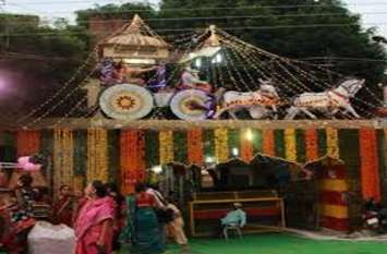 Janmashtami special in kunjbihari mandir jhansi Janmashtami-2019: तीन सौ साल पुराना है ये मंदिर, वृंदावन से आती है खास पोषाक