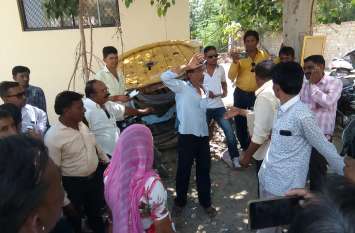 Manchale molested, woman beat up मनचले ने की छेड़छाड़, महिला ने कर दी धुनाई