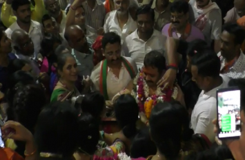 BJP worker great welcome to New Minister Ravindra Jaiswal पहली बार मंत्री बन कर लौटने पर कार्यकर्ताओं ने उतारी आरती