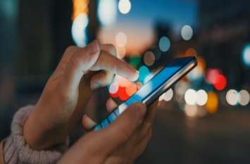 mobile data rates fall down 95 percent while compnies profit incresae पिछले 5 सालों में मोबाइल डेटा कंपनियों की आय में हुई ढाई गुना बढ़ोतरी, 95 फीसदी घटे दाम