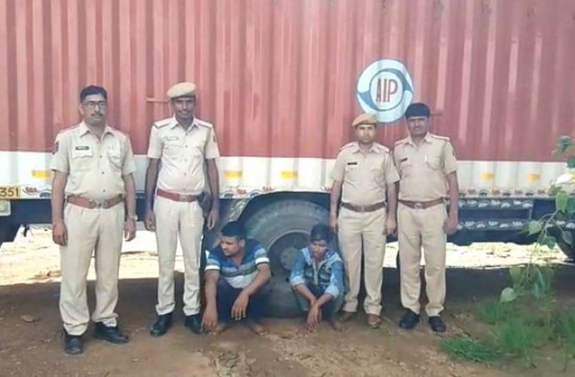 तारामीरा की बोरियों के बीच ले जाया जा रहा 5 क्विंटल डोडाचूरा जब्त तारामीरा की बोरियों के बीच ले जाया जा रहा 5 क्विंटल डोडाचूरा जब्त